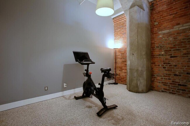 Building Photo - 6533 E Jefferson Ave