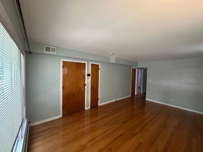 Building Photo - 2023 W Balmoral Ave