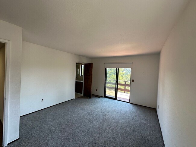 Building Photo - Expansive House in the Monclair Village, Q...