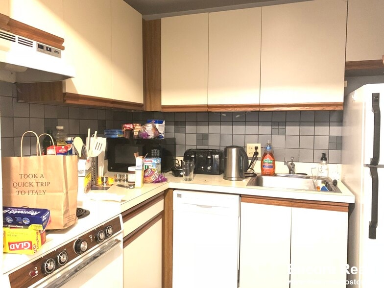 Building Photo - 466 Commonwealth Ave