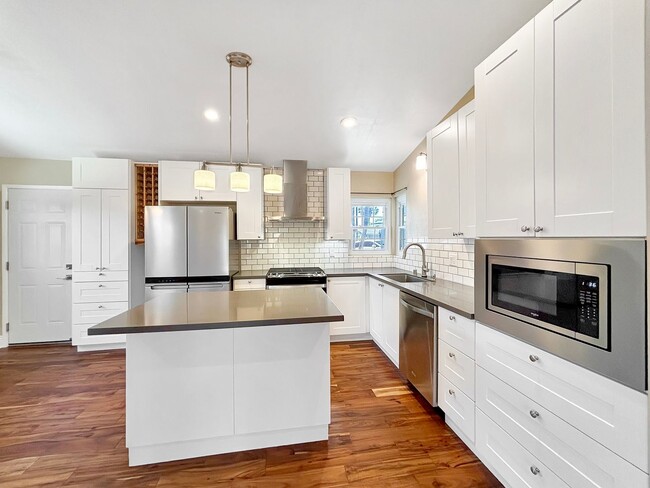 Building Photo - Charming & Spacious 3BD/2BA House in Clair...