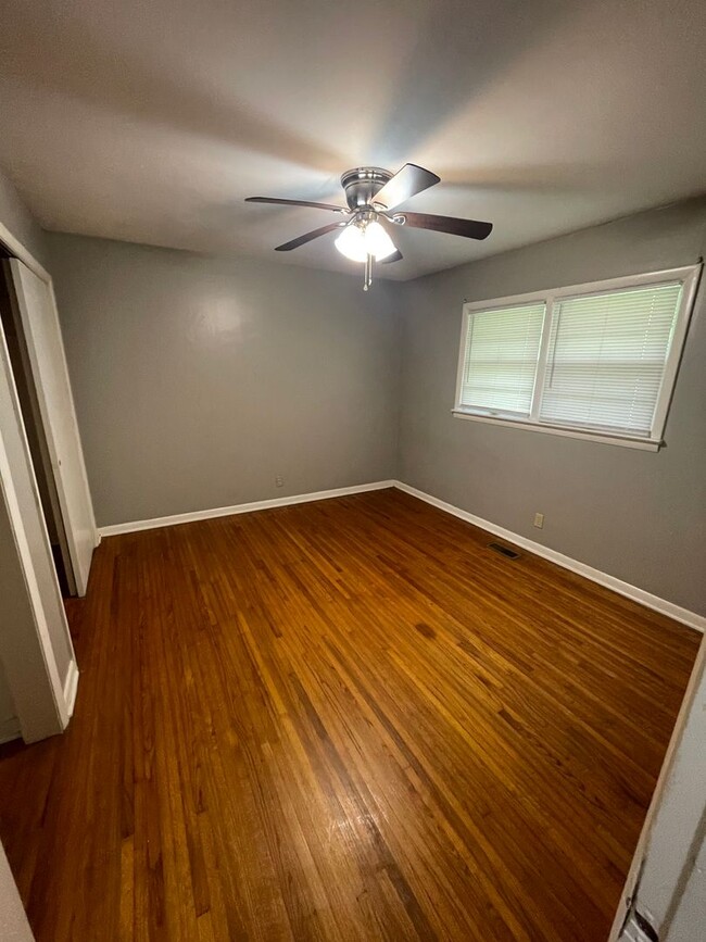 Building Photo - 2 Bed 1 Bath Duplex