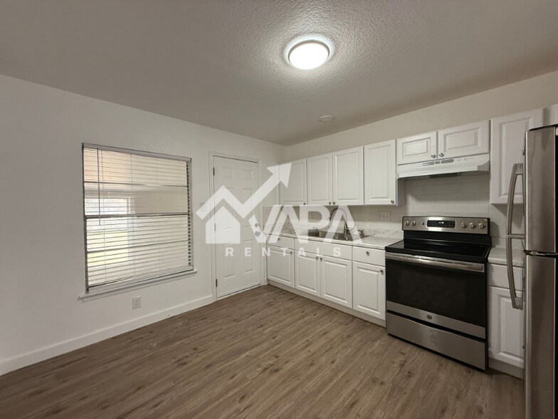 Building Photo - 4847 Featherock Dr