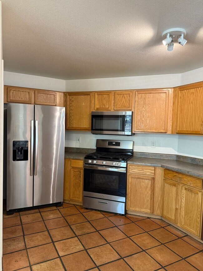 Building Photo - NEW CARPET! 3 Bed / 2 Bath Single Family H...