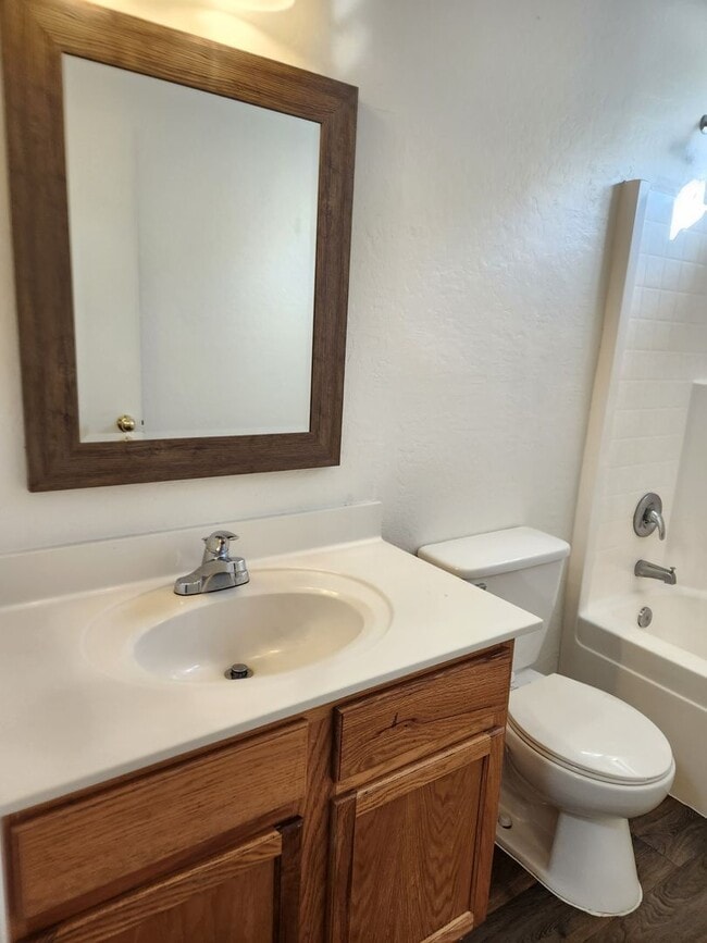 Building Photo - 3 bed 2 bath home