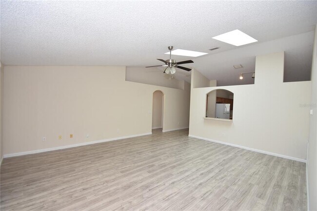 Building Photo - 15 White Deer Ln