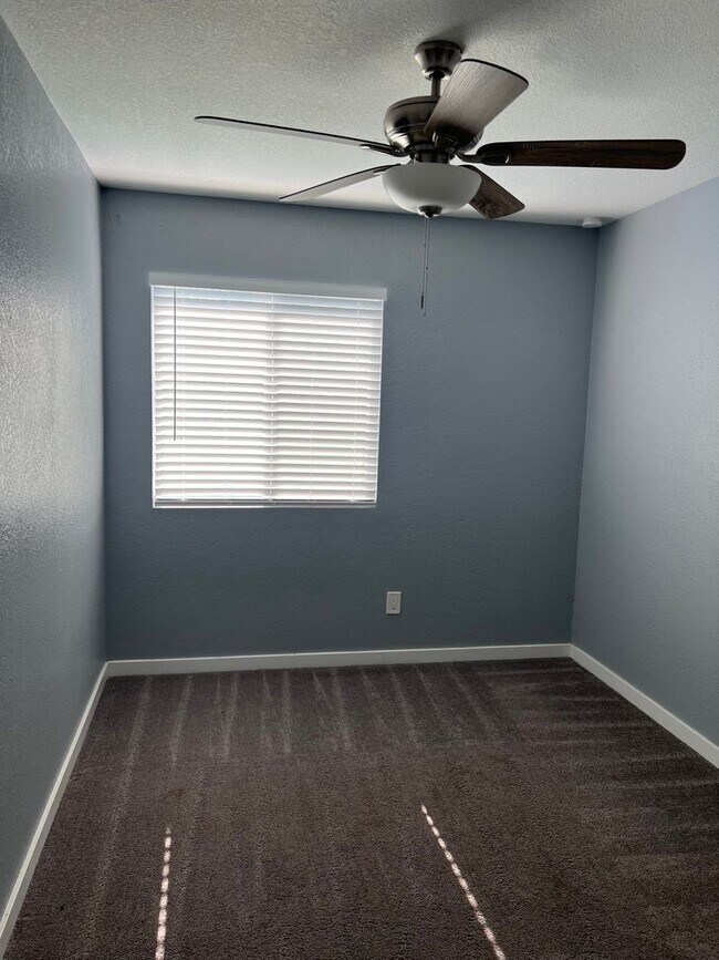 Building Photo - NEWLY REMODELED UNIT IN SURPRISE WITH BACK YARD