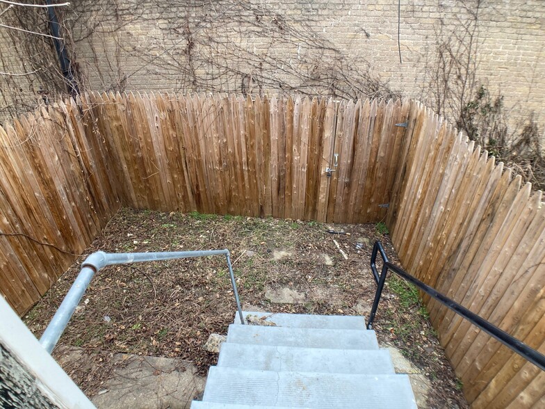 Building Photo - 2061 Wilmot St