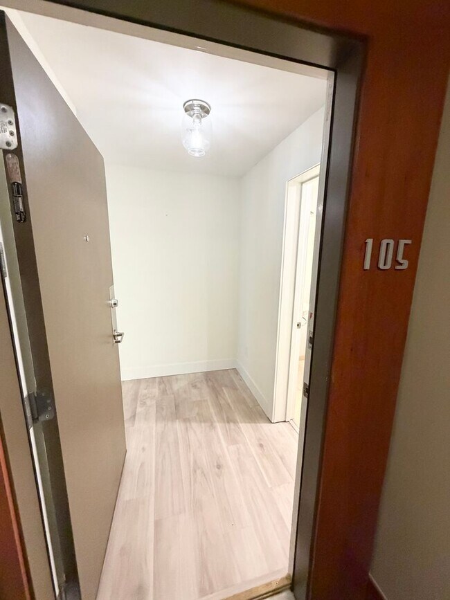 Building Photo - 1550 Eastlake Ave E