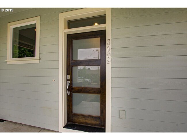 Building Photo - Stylish 3-Bedroom Home w/ Flex Space, Cove...