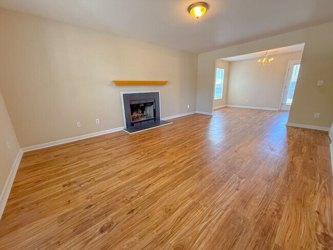 Building Photo - 3 Bedroom 2.5 Bath Single Family Home with Fenced Backyard!