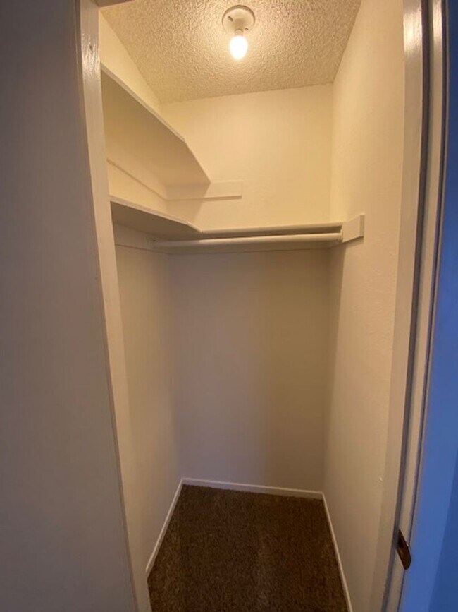 Building Photo - Craigmont Villas- 1 Bedroom Condo!!