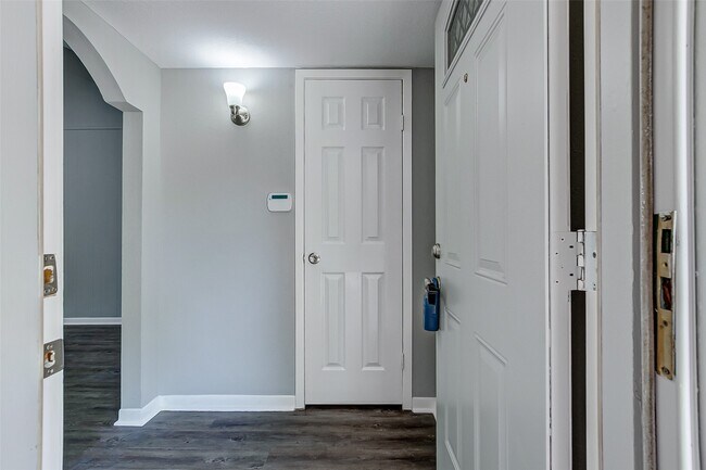 Building Photo - 2323 Tinechester Dr