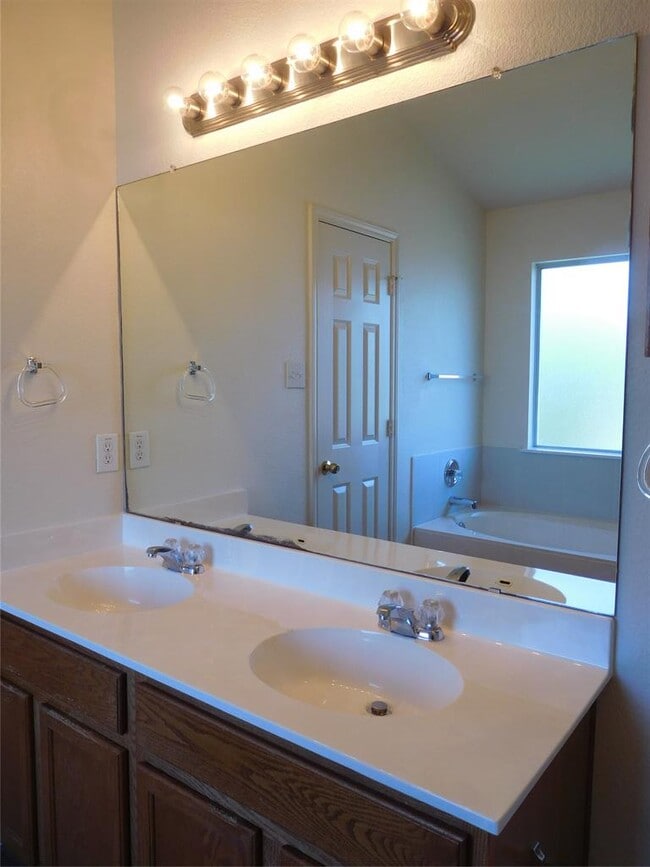 Building Photo - 911 Middle Brook Dr