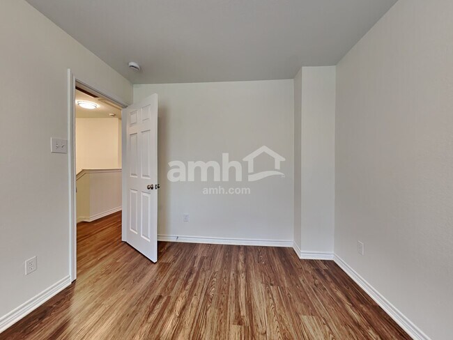 Building Photo - 315 Lakeside Dr