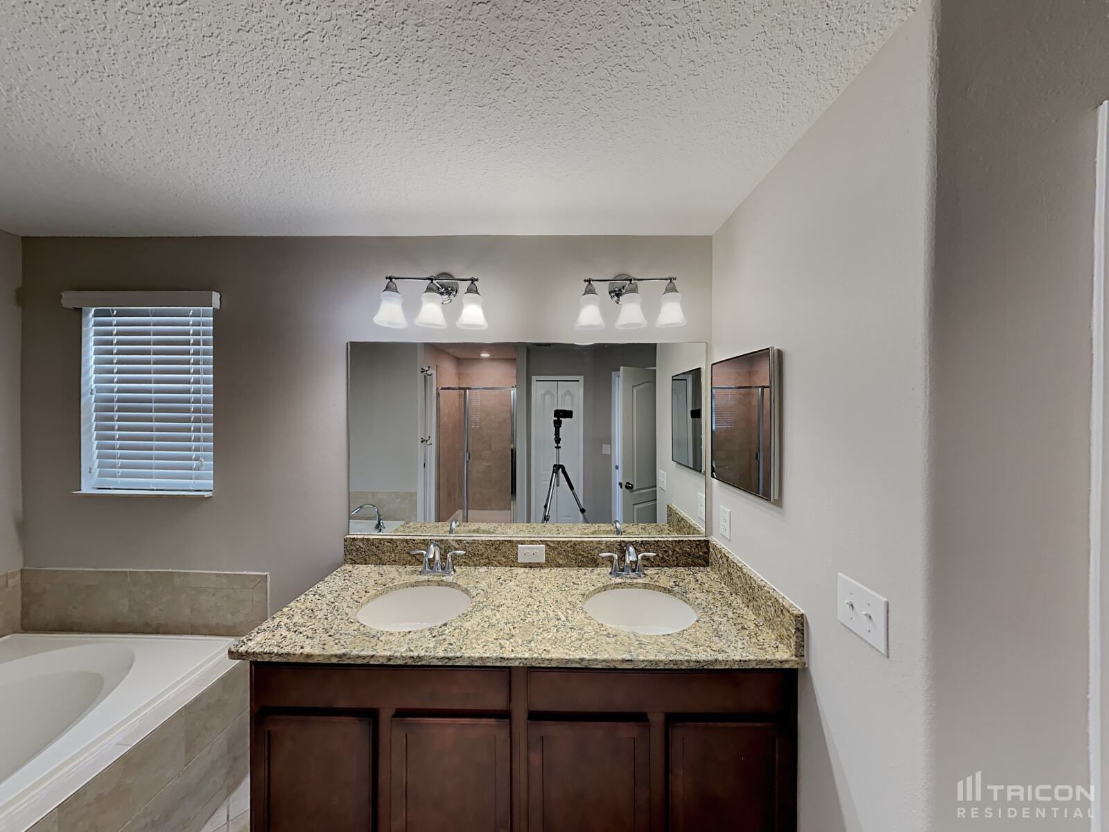 Building Photo - 13805 Newport Shores Dr