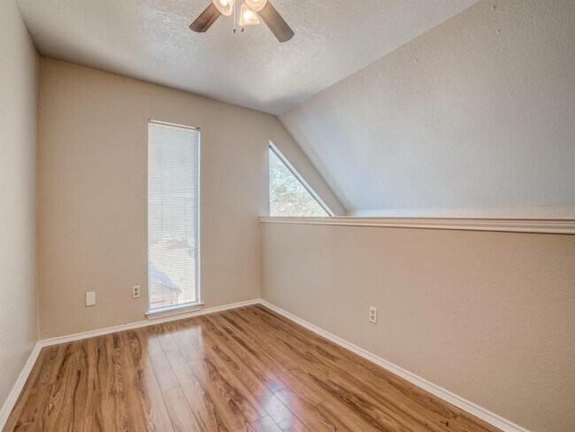 Building Photo - 2300 Balsam Dr