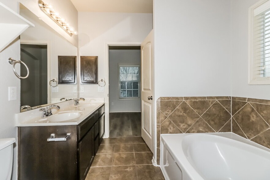 Building Photo - 19758 Crossfalls Ln