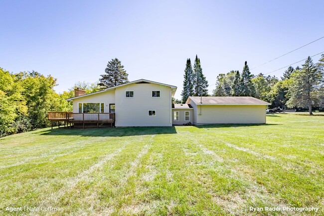 Building Photo - Downtown Rockford Single Family Home on Wh...