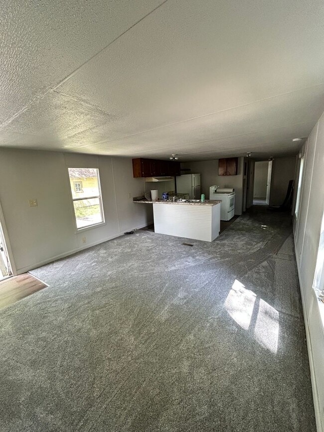 Building Photo - Three bedroom trailer
