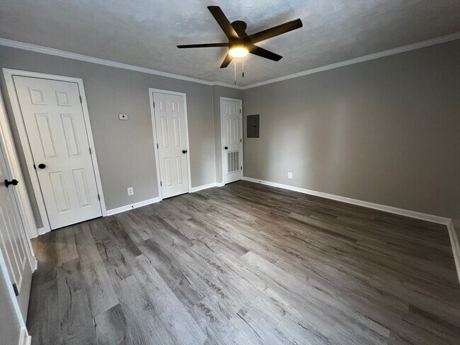 Building Photo - 5850-H Century Oaks Drive (No Pets)