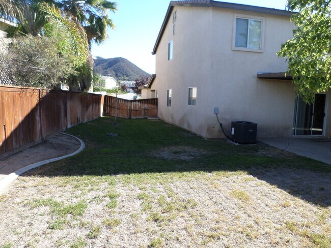 Building Photo - Great 4 BR + BONUS Room off Calle Del Oso Oro