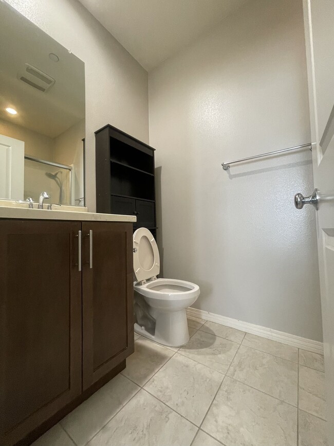 Building Photo - 812 S Gladys Ave