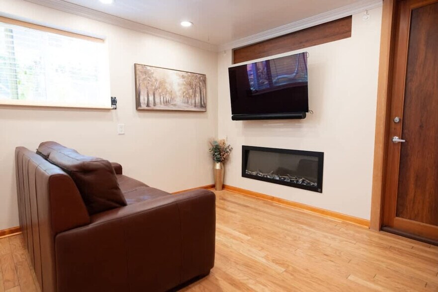 Building Photo - 3148 College Ave