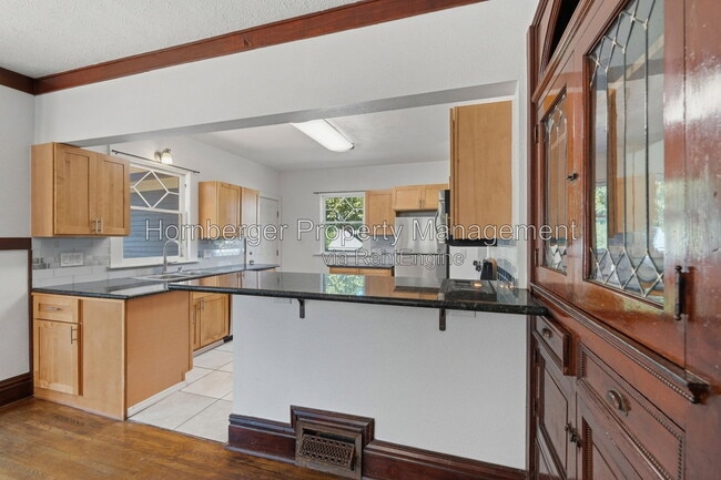 Building Photo - 1128 W Spofford Ave