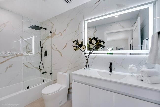 Building Photo - 1120 NE 86th St