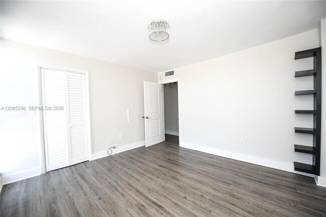 Building Photo - 8305 Crespi Blvd