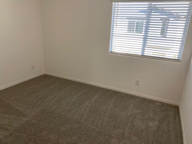 Building Photo - 12285 Glass Desert Rd