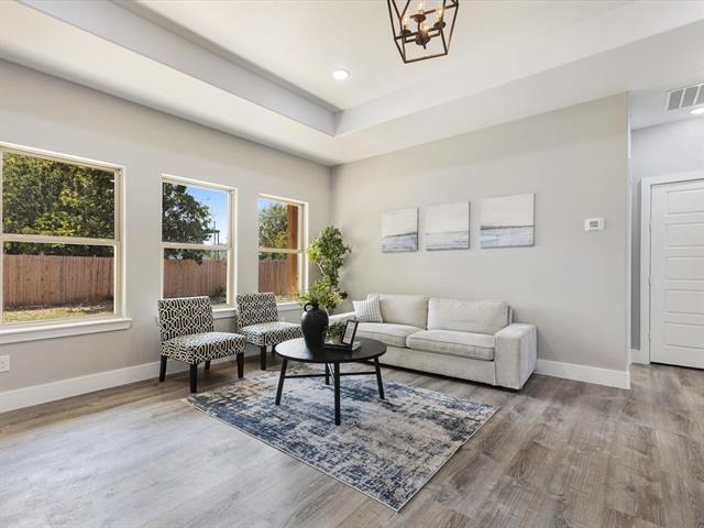 Building Photo - 2411 Mercedes St