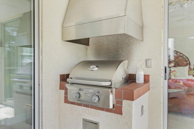 Building Photo - 215 S Ocean Grande Dr