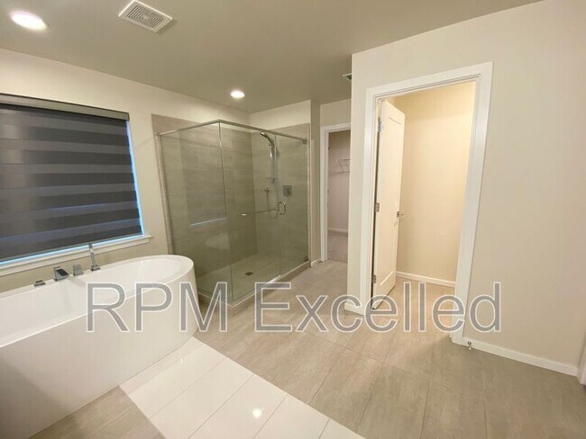 Building Photo - 16208 27th St Ct E