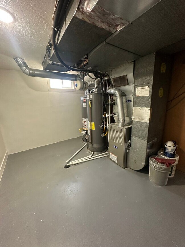 Building Photo - Deposit Moves You In! Modern 4-Bedroom Hom...