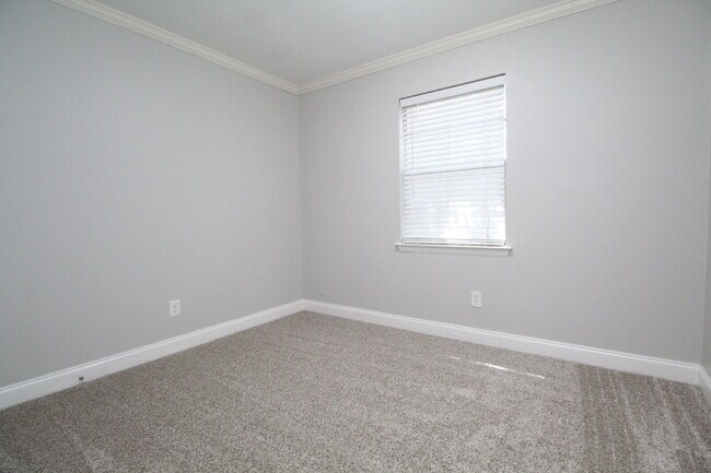 Building Photo - Updated Northeast Pensacola 3BR End-Unit Townhome Near UWF & Cordova Mall with Fresh Paint, New C...