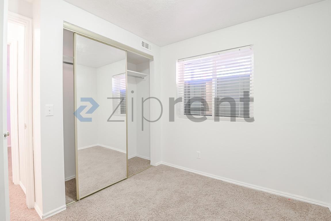 Building Photo - Unit