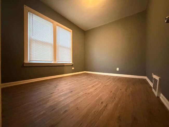 Building Photo - 3BR Single-Family Home with Basement & Off-Street Parking