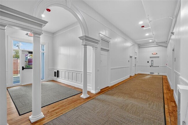 Building Photo - 1624 Lonsdale Ave