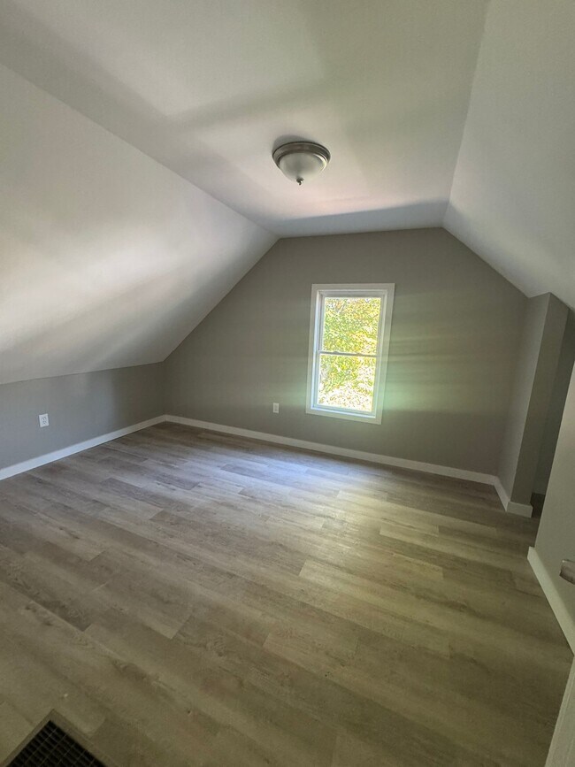 Building Photo - 343 Park St