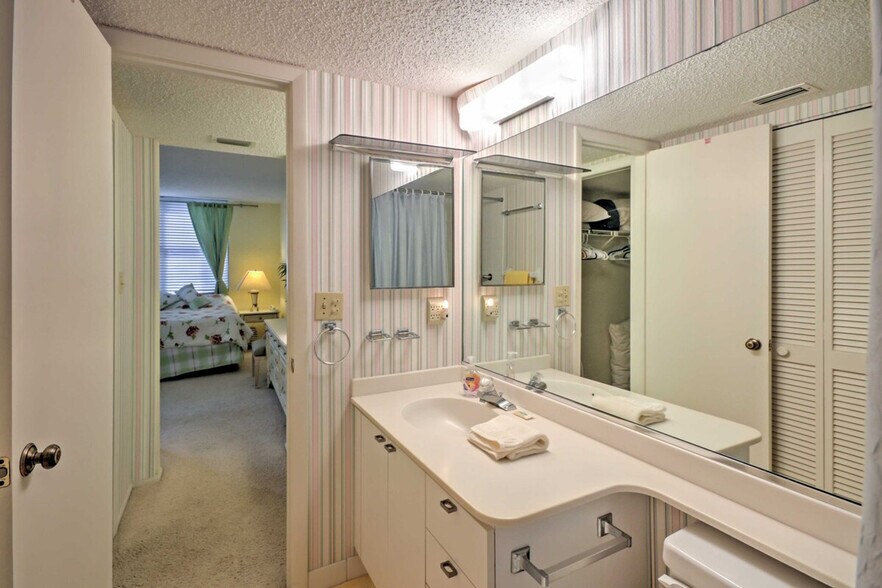 Building Photo - 5760 Midnight Pass Rd