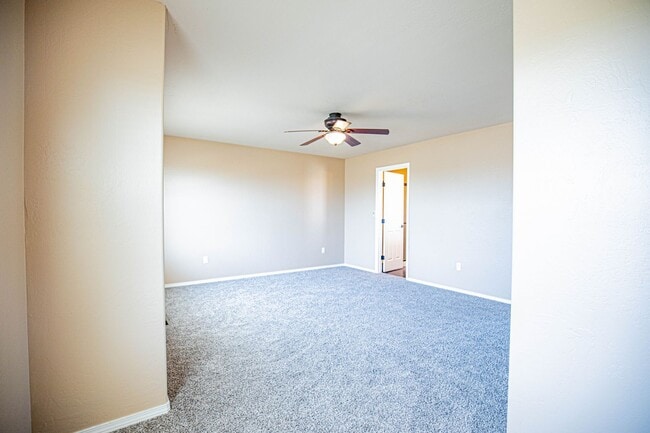 Building Photo - 4 Bedroom 3 bath Beautiful Home
