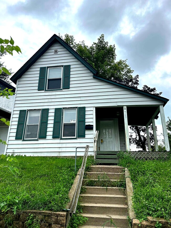 Building Photo - 768 4th St E