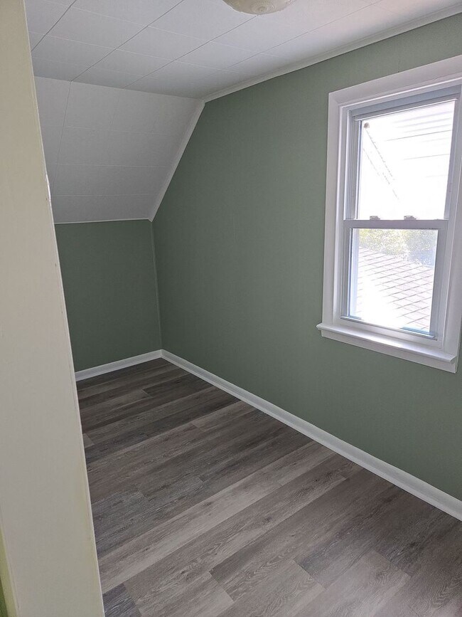 Building Photo - 4-5 Bedroom, 2 Bathroom 2-Story Detached H...