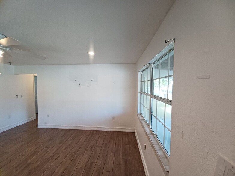 Building Photo - Priced to Rent 3/2 in Fort Myers
