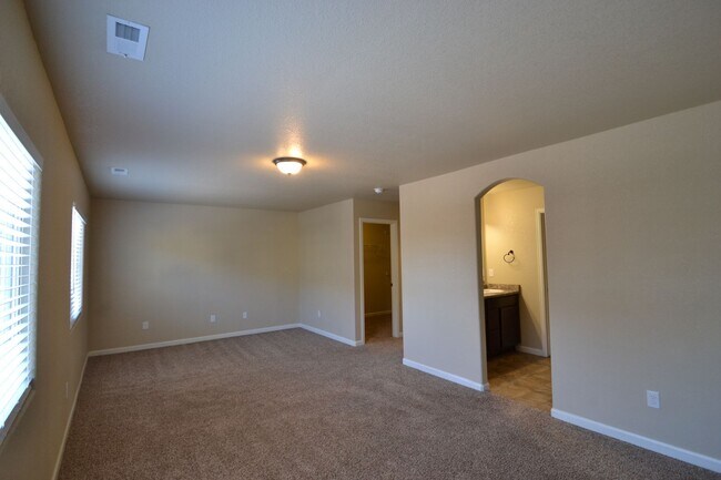 Building Photo - Available Now! 3 Bedroom 2.5 Bathroom Town...