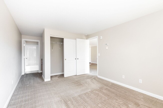 Building Photo - Upgraded Top Level 2 Bedroom Condo