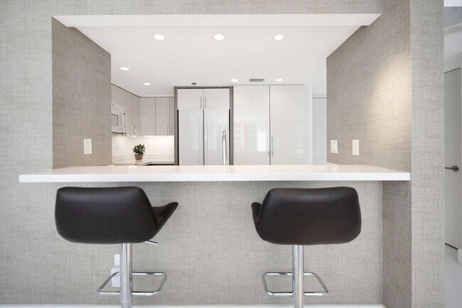 Building Photo - 540 Brickell Key Dr