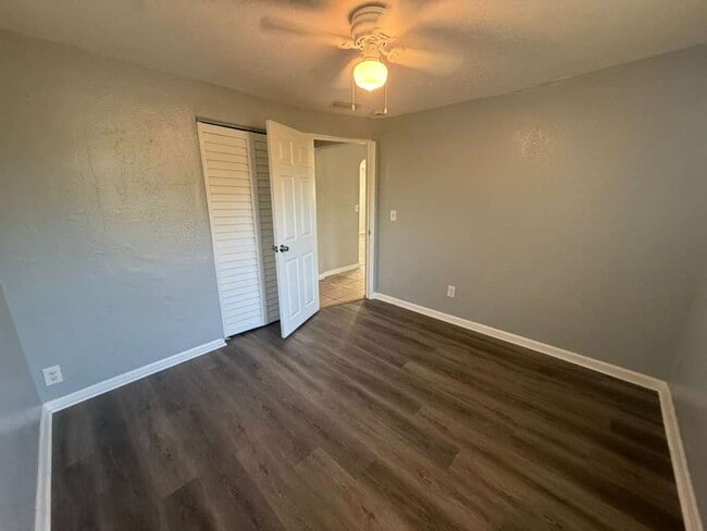 Building Photo - Cozy 3/1 House | Apply for FREE This Holiday Season!